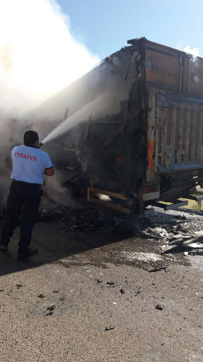 karsta-hareket-halindeki-kamyon-alev-alev-yandi-(1).jpg