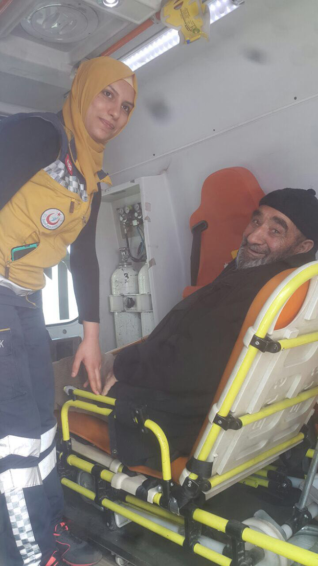 karsta-hastalar-ambulansla-tasinarak-sandik-basina-goturuldu--(1).jpg