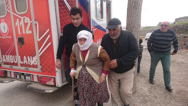 karsta-hastalar-ambulansla-tasinarak-sandik-basina-goturuldu--(2).jpg