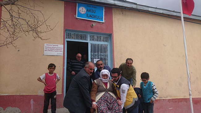 karsta-hastalar-ambulansla-tasinarak-sandik-basina-goturuldu--(3).jpg