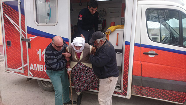 karsta-hastalar-ambulansla-tasinarak-sandik-basina-goturuldu--(6).jpg