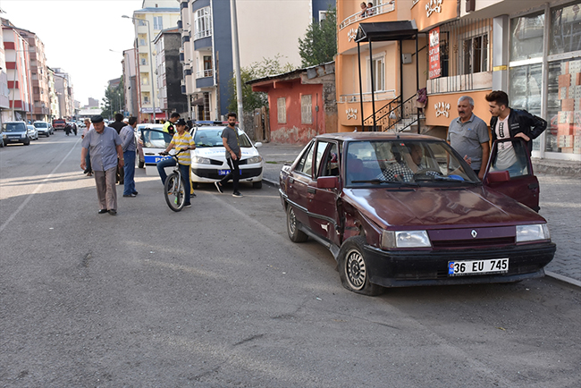 karsta-iki-otomobil-carpisti-3-yarali-(1).jpg