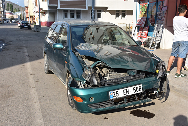 karsta-iki-otomobil-carpisti-3-yarali-(3).jpg