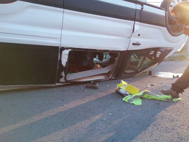 karsta-iscileri-tasiyan-minibus-ile-otomobil-carpisti-3-yarali!-(1).jpg
