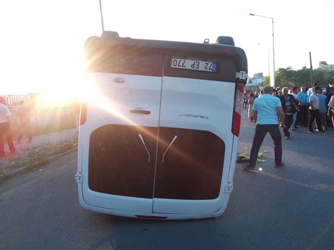 karsta-iscileri-tasiyan-minibus-ile-otomobil-carpisti-3-yarali!-(2).jpg