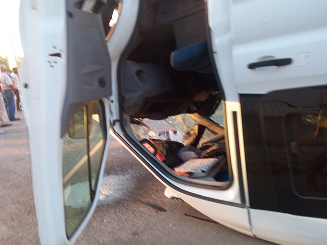 karsta-iscileri-tasiyan-minibus-ile-otomobil-carpisti-3-yarali!-(3).jpg