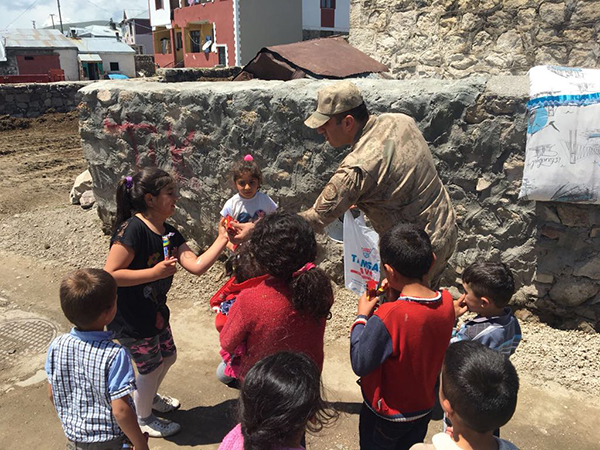 karsta-jandarma,-bayramda-cocuklari-unutmadi-(1).jpg