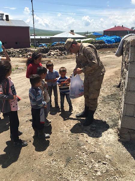 karsta-jandarma,-bayramda-cocuklari-unutmadi-(3).jpg