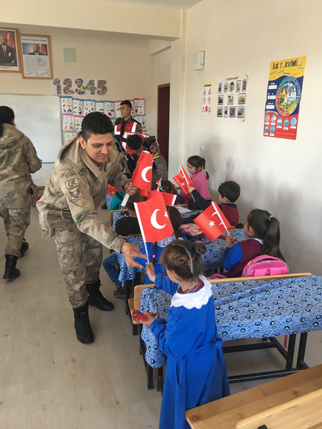 karsta-jandarmadan-cocuklara-23-nisan-hediyesi-(2).jpg