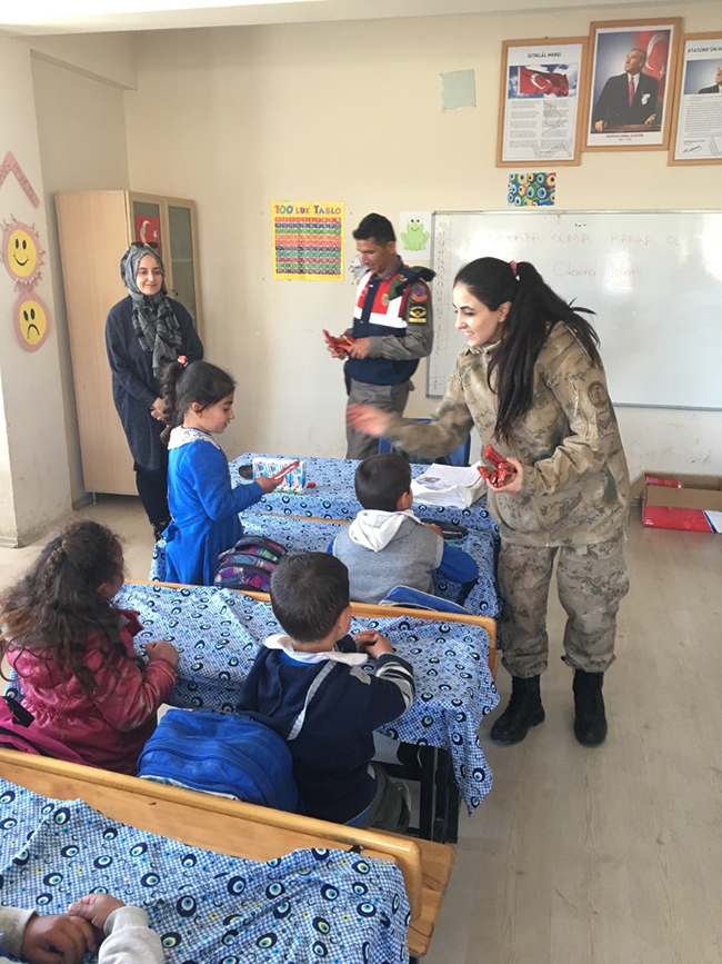 karsta-jandarmadan-cocuklara-23-nisan-hediyesi-(6).jpg