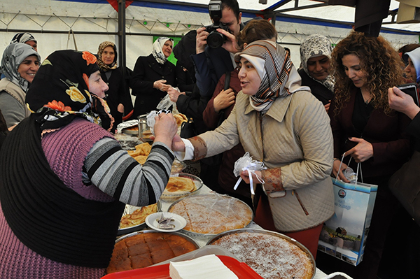 karsta-kadinlar-kendi-gununde-kendi-urunlerini-tanitti-(4).jpg