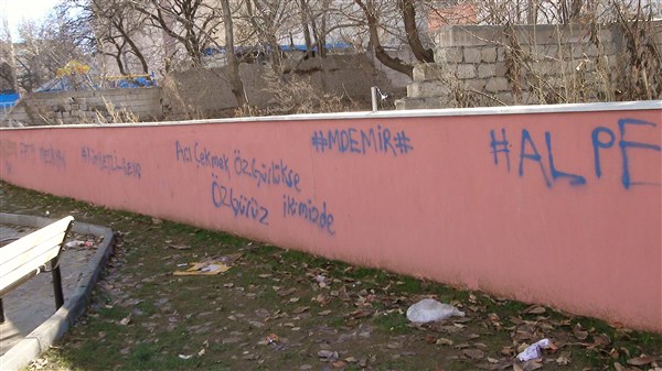 karsta-kamu-duvarlarina-yazilan-yazilara-vatandaslar-tepki-gosterdi-(4).jpg