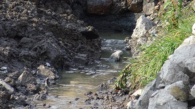 karsta-kanalizasyon-hatti-taskin-koruma-kanalina-akitiliyor-(4).jpg