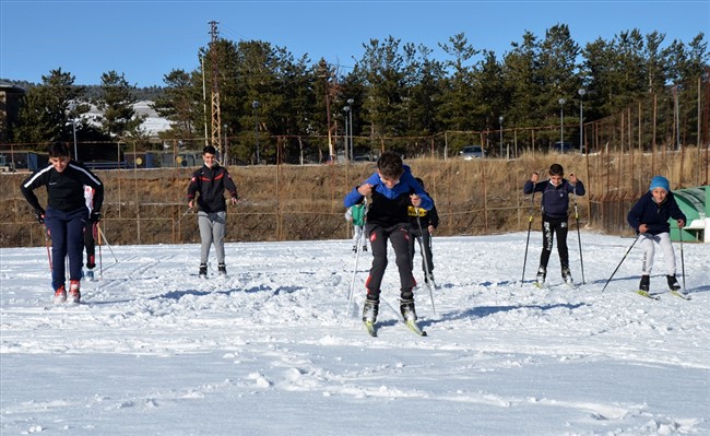 karsta-kar-yagisini-firsat-bilen-kayakli-kosucular-antrenman-icin-sahaya-indi-(6).jpg