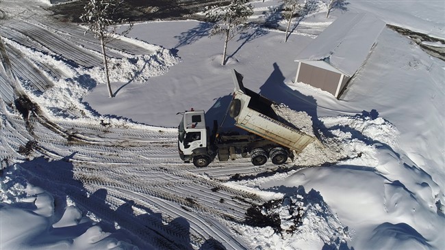 karsta-kar-yiginlari-kamyonlarla-sehir-disina-tasiniyor-(10).jpg