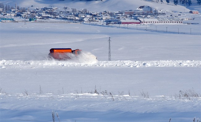 karsta-kar-yiginlari-kamyonlarla-sehir-disina-tasiniyor-(2).jpg