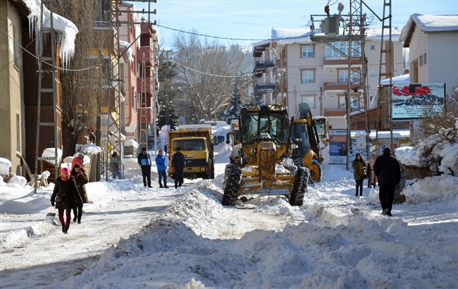 karsta-kar-yiginlari-kamyonlarla-sehir-disina-tasiniyor-(6).jpg