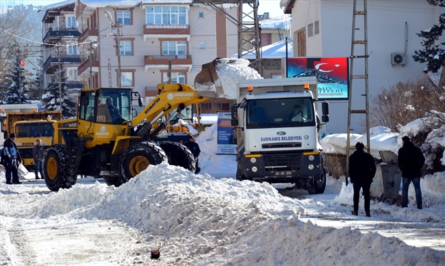 karsta-kar-yiginlari-kamyonlarla-sehir-disina-tasiniyor-(7).jpg