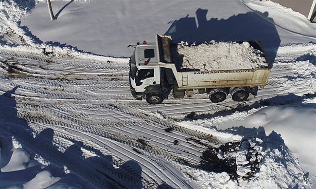 karsta-kar-yiginlari-kamyonlarla-sehir-disina-tasiniyor-(9).jpg