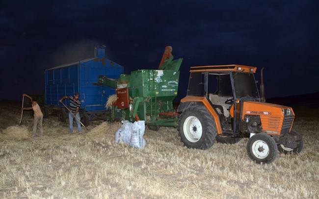 karsta-kavurucu-sicaklar-ciftcilere-gece-mesai-yaptiriyor-(6).jpg