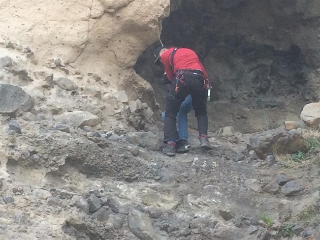 karsta-kayaliklardaki-magarada-mahsur-kalan-cocuk-kurtarildi-(2).jpg