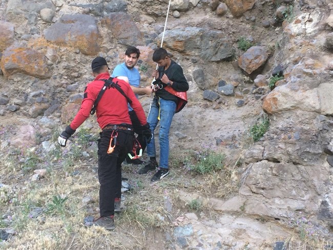 karsta-kayaliklardaki-magarada-mahsur-kalan-cocuk-kurtarildi-(6).jpg