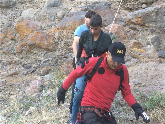 karsta-kayaliklardaki-magarada-mahsur-kalan-cocuk-kurtarildi-(7).jpg