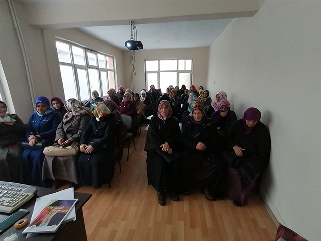 karsta-kuran-kurslarinda-egitim-goren-kadinlara-aile-ici-iletisim-semineri-verildi-(1).jpg