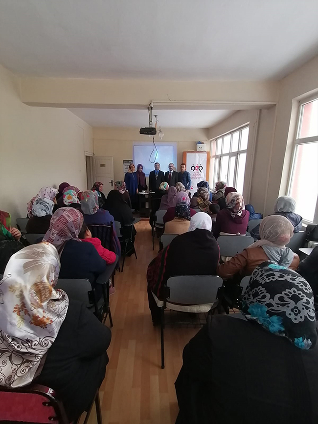 karsta-kuran-kurslarinda-egitim-goren-kadinlara-aile-ici-iletisim-semineri-verildi-(3).jpg