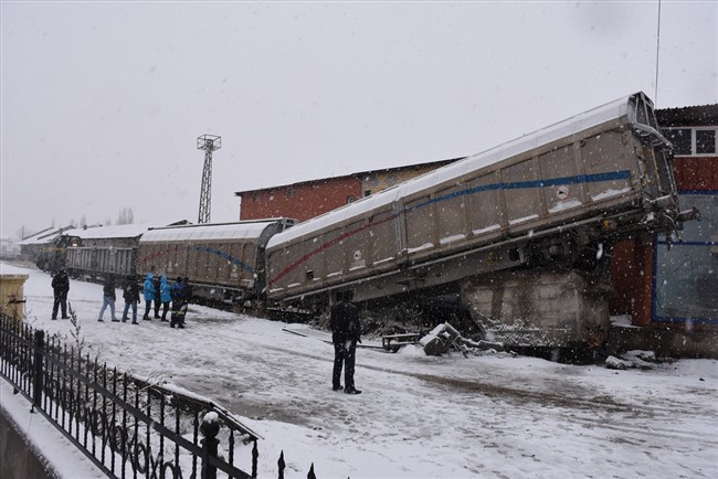 karsta-manevra-yapan-yuk-treninin-vagonu-raydan-cikti-(10).jpg