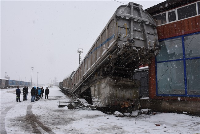 karsta-manevra-yapan-yuk-treninin-vagonu-raydan-cikti-(2).jpg