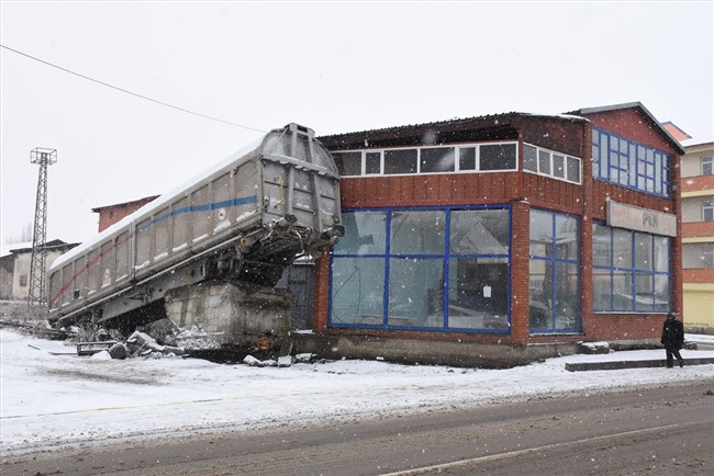 karsta-manevra-yapan-yuk-treninin-vagonu-raydan-cikti-(8).jpg