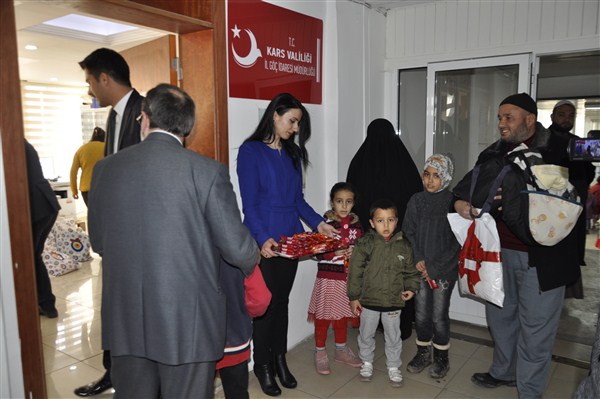 karsta-multeci-cocuklara-kislik-kiyafet-yardimi-yapildi-(12).jpg