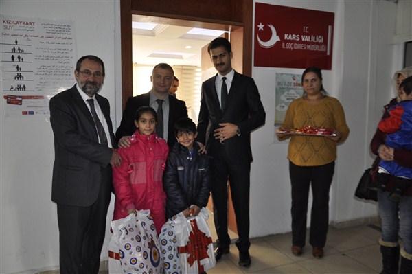 karsta-multeci-cocuklara-kislik-kiyafet-yardimi-yapildi-(5).jpg