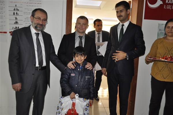karsta-multeci-cocuklara-kislik-kiyafet-yardimi-yapildi-(6).jpg