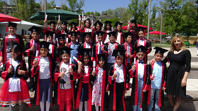 karsta-ogrenciler-mezuniyetlerini-masal-parkta-kutladilar-(1).jpg