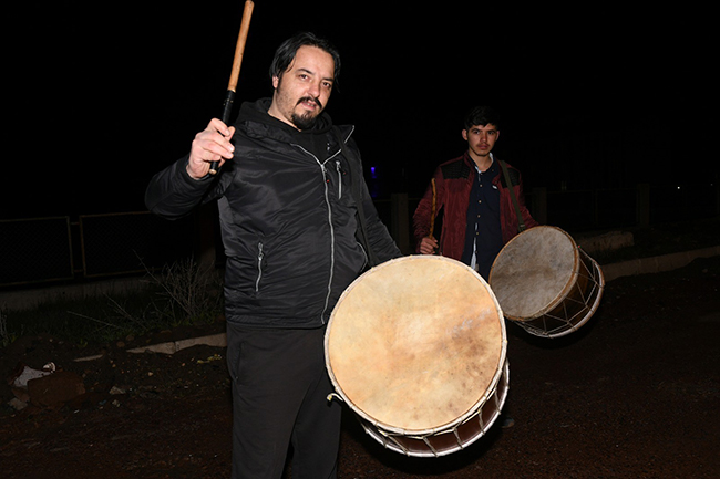 karsta-ramazan-davulculari-mesaiye-basladi--(3).jpg