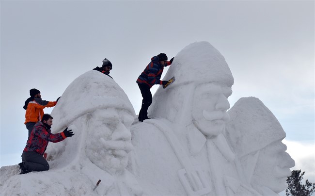 karsta-sarikamis-sehitleri-anisina-yapilan-kardan-heykellere-yogun-ilgi-(1).jpg