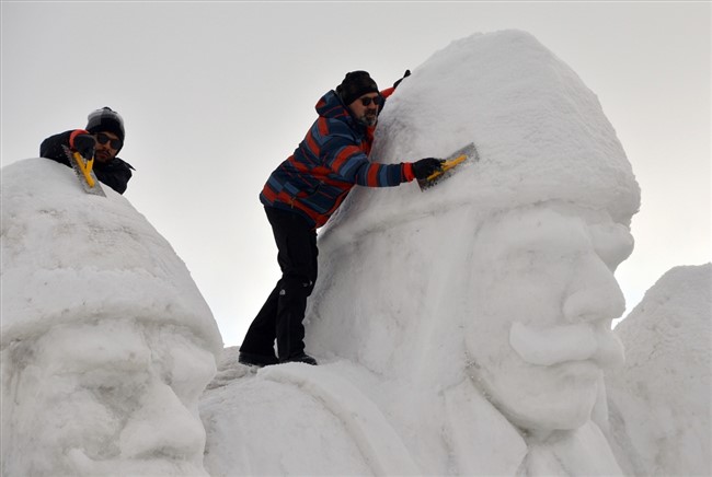 karsta-sarikamis-sehitleri-anisina-yapilan-kardan-heykellere-yogun-ilgi-(2).jpg