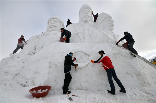 karsta-sarikamis-sehitleri-anisina-yapilan-kardan-heykellere-yogun-ilgi-(3).jpg