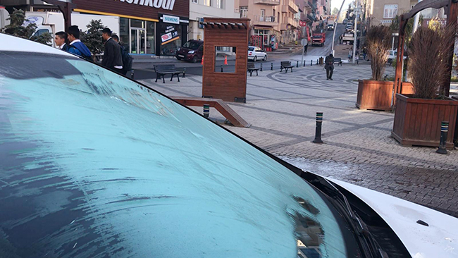 karsta-soguk-hava-nedeniyle-araclarin-camlari-buz-tuttu--(2).jpg