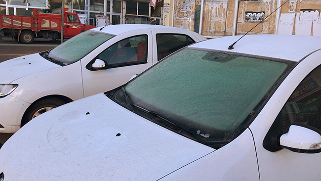 karsta-soguk-hava-nedeniyle-araclarin-camlari-buz-tuttu--(3).jpg