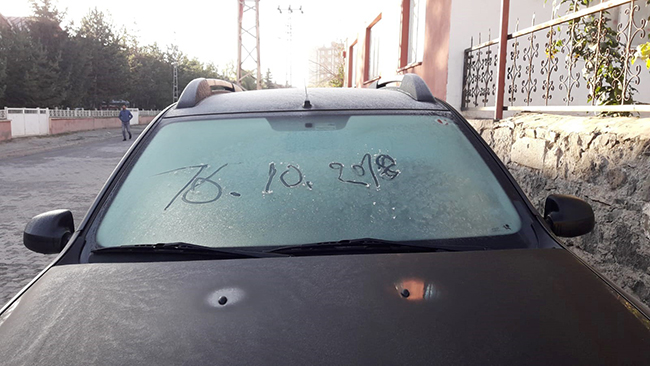 karsta-soguk-hava-nedeniyle-araclarin-camlari-buz-tuttu--(5).jpg