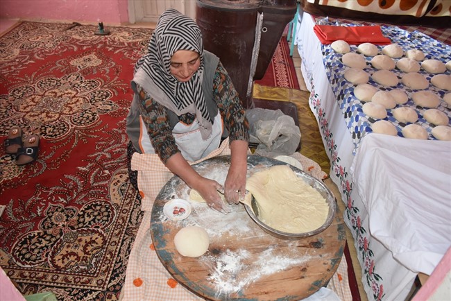 karsta-soguk-havada-sofralar-tandir-ekmegiyle-isiniyor-(2).jpg
