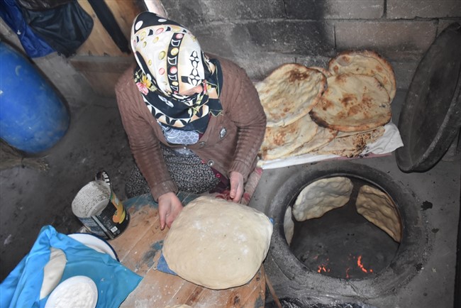 karsta-soguk-havada-sofralar-tandir-ekmegiyle-isiniyor-(4).jpg
