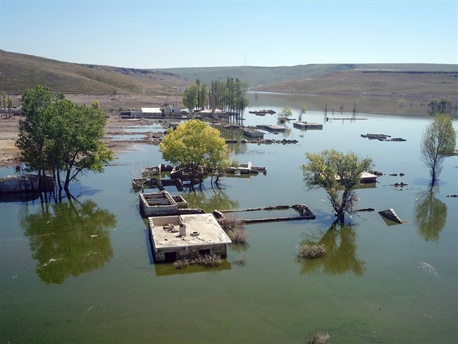 karsta-su-tutmaya-baslayan-baraj-kuslarla-senlendi-(7).jpg