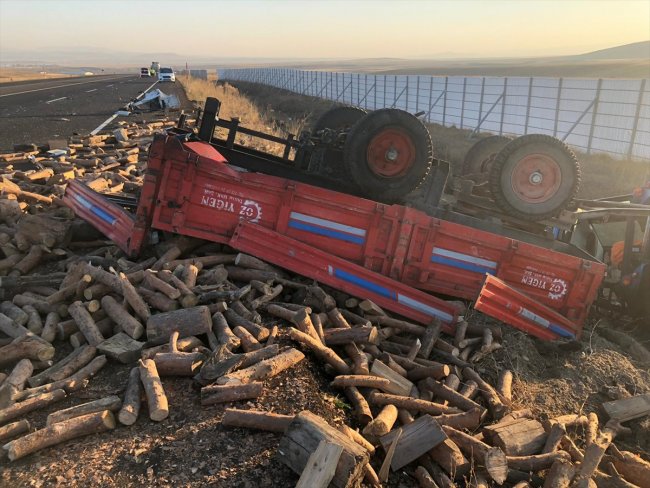 karsta-tanker-ile-odun-yuklu-traktor-carpisti-2-yarali-(4).jpg