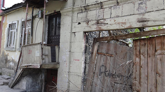 karsta-tarihi-binalar-yikiliyor-(2).jpg