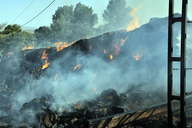 karsta-taziye-evinde-yangin-cadir-kule-dondu,-100-ton-ot-yandi-(6).jpg