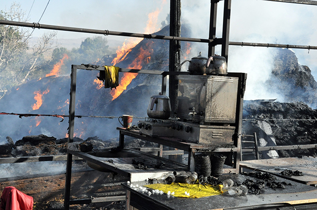 karsta-taziye-evinde-yangin-cadir-kule-dondu,-100-ton-ot-yandi-(9).jpg